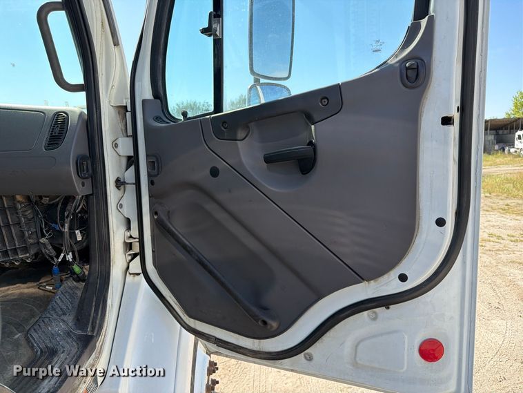 image for item DZ4862 2015 Freightliner Business Class M2 semi truck