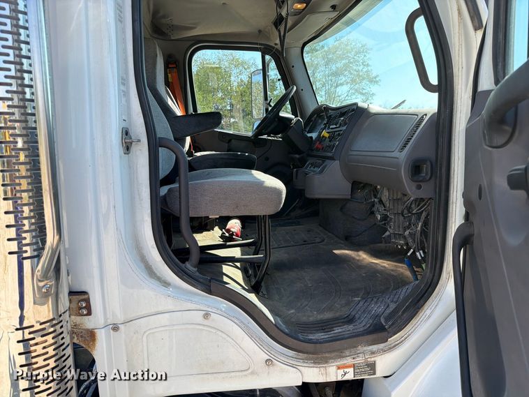 image for item DZ4862 2015 Freightliner Business Class M2 semi truck