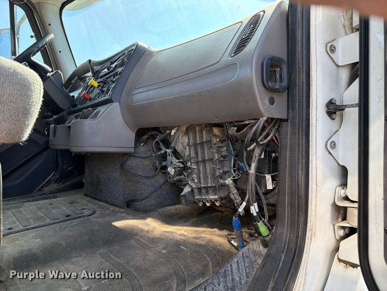 image for item DZ4862 2015 Freightliner Business Class M2 semi truck