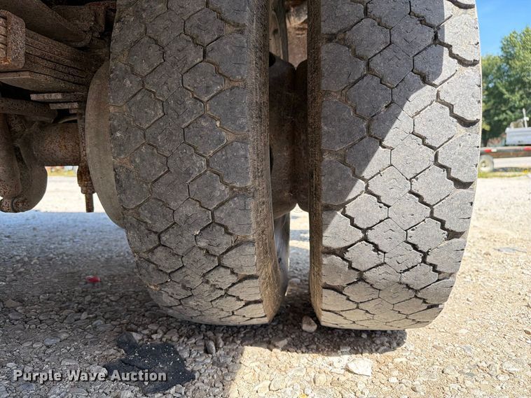 image for item DZ4904 1999 Ford F-450 XL Super Duty utility / service truck