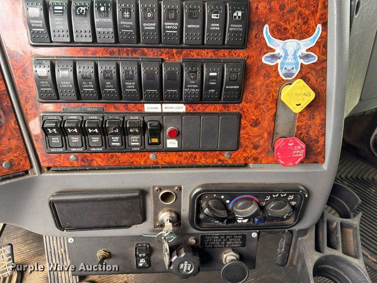 image for item EA0602 2006 Western Star 4900 dump truck
