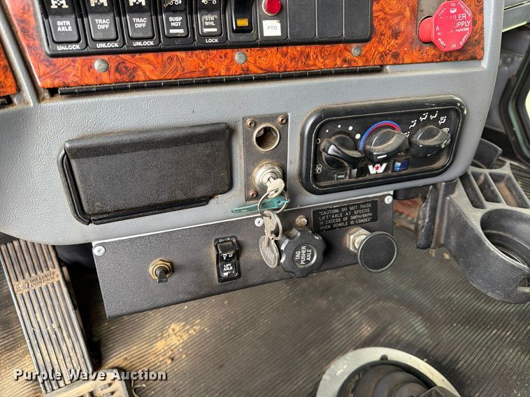 image for item EA0602 2006 Western Star 4900 dump truck