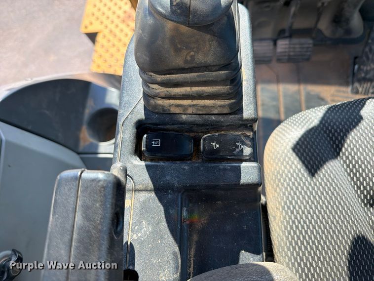 image for item EL2673 2019 Caterpillar 440 backhoe