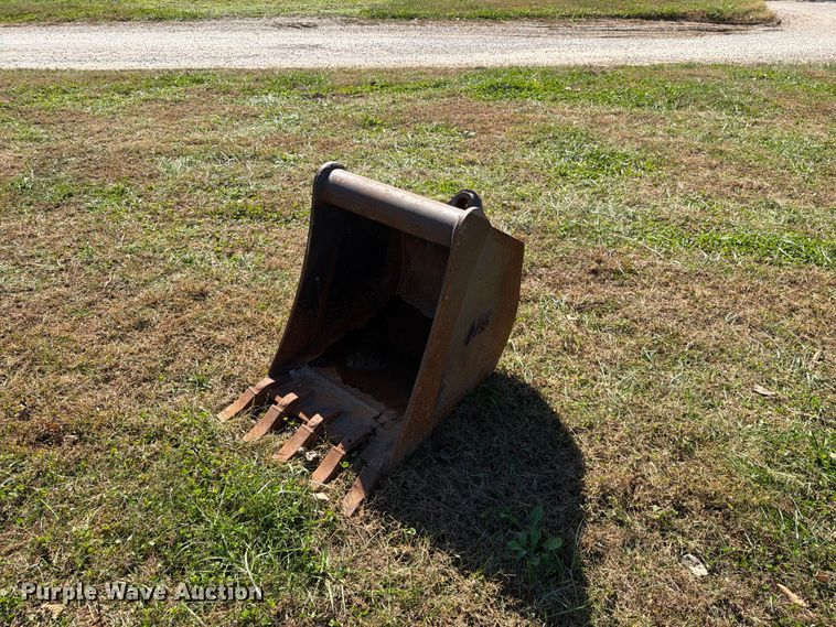 TAG excavator bucket in Oak Grove, MO | Item EO8819 for sale | Purple Wave