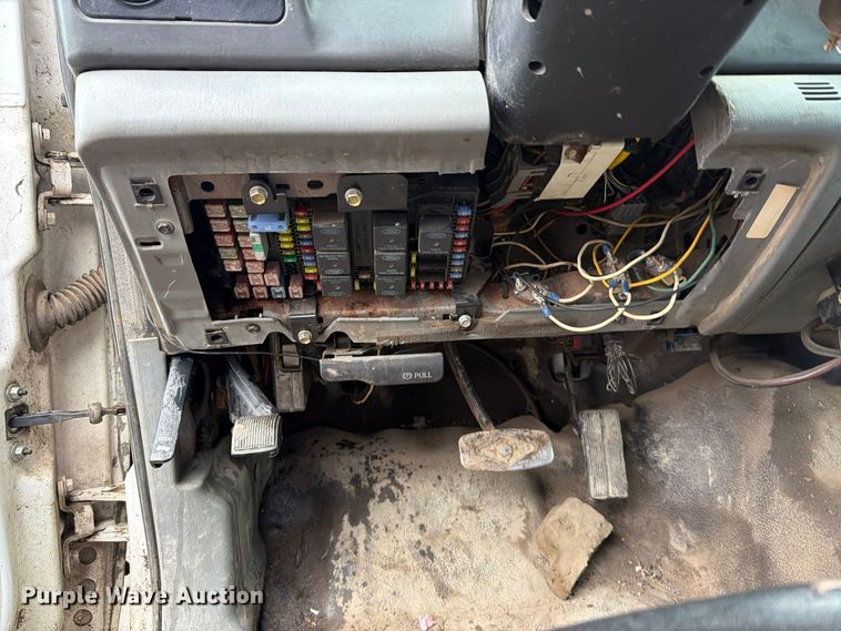 image for item EP3076 2003 Ford F250 Super Duty Ext. Cab utility bed pickup truck