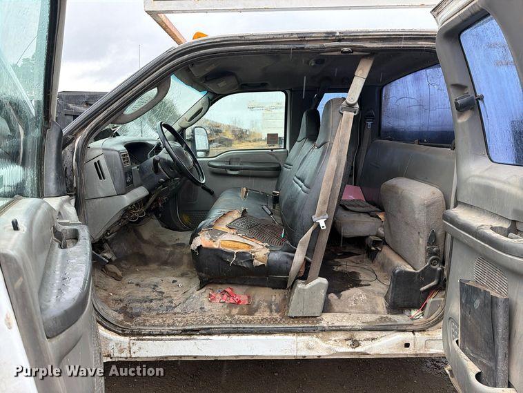 image for item EP3076 2003 Ford F250 Super Duty Ext. Cab utility bed pickup truck