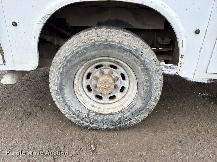 image for item EP3076 2003 Ford F250 Super Duty Ext. Cab utility bed pickup truck
