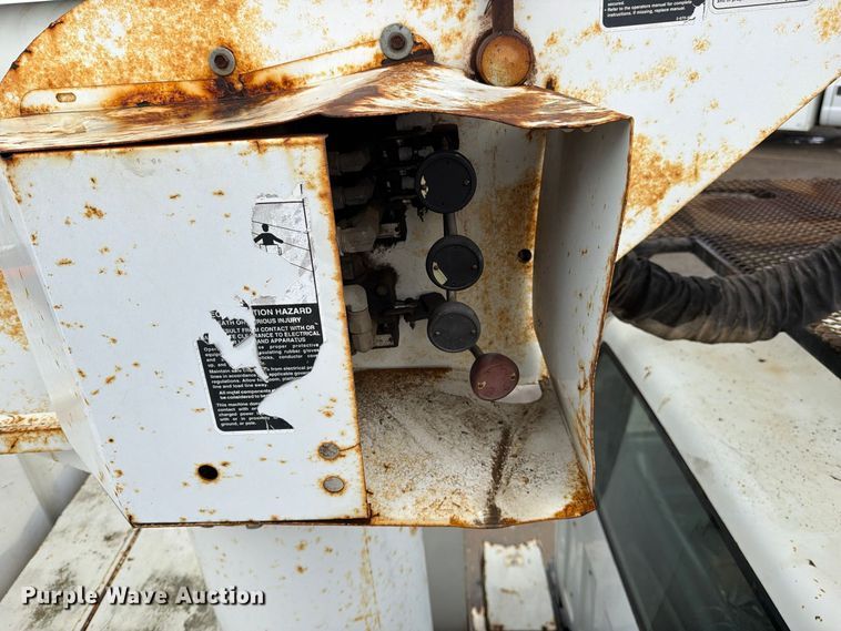 image for item EP3083 2001 GMC C7 forestry bucket truck