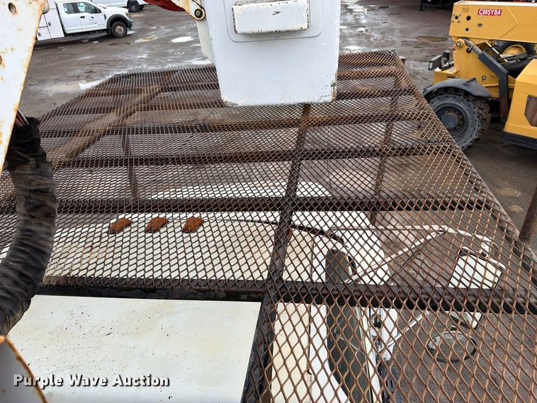 image for item EP3083 2001 GMC C7 forestry bucket truck