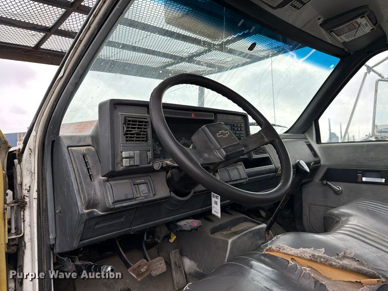 image for item EP3083 2001 GMC C7 forestry bucket truck