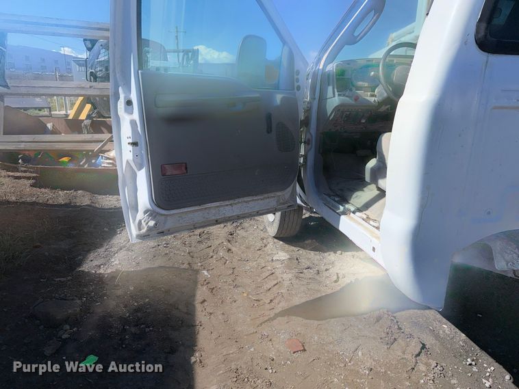 image for item EP3099 2003 Ford F550 Super Duty truck cab and chassis