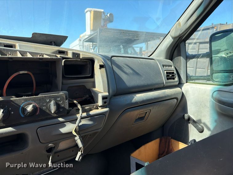 image for item EP3099 2003 Ford F550 Super Duty truck cab and chassis