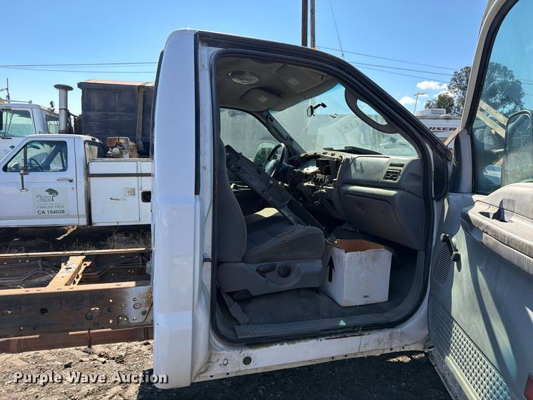 image for item EP3099 2003 Ford F550 Super Duty truck cab and chassis