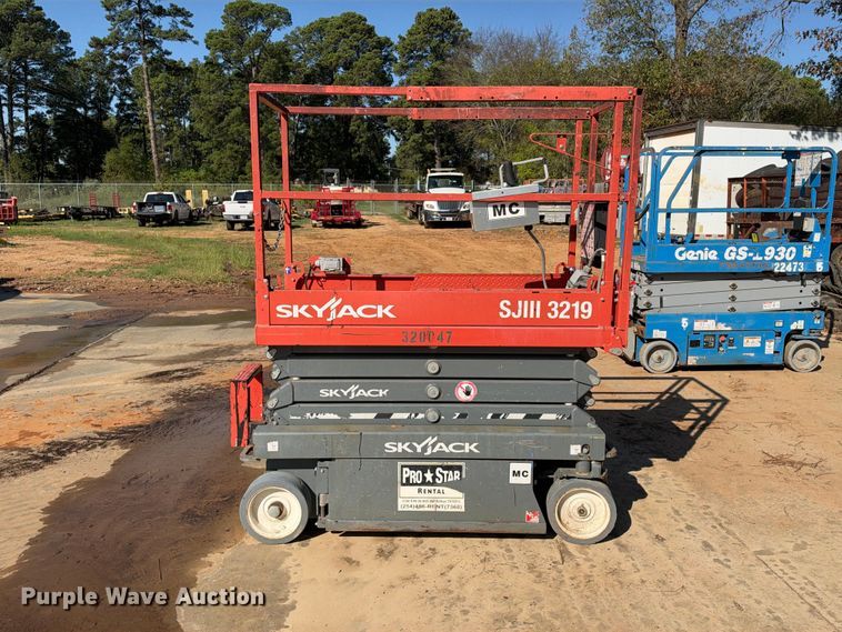 image for item ES8221 2012 Skyjack SJIII-3219 scissor lift