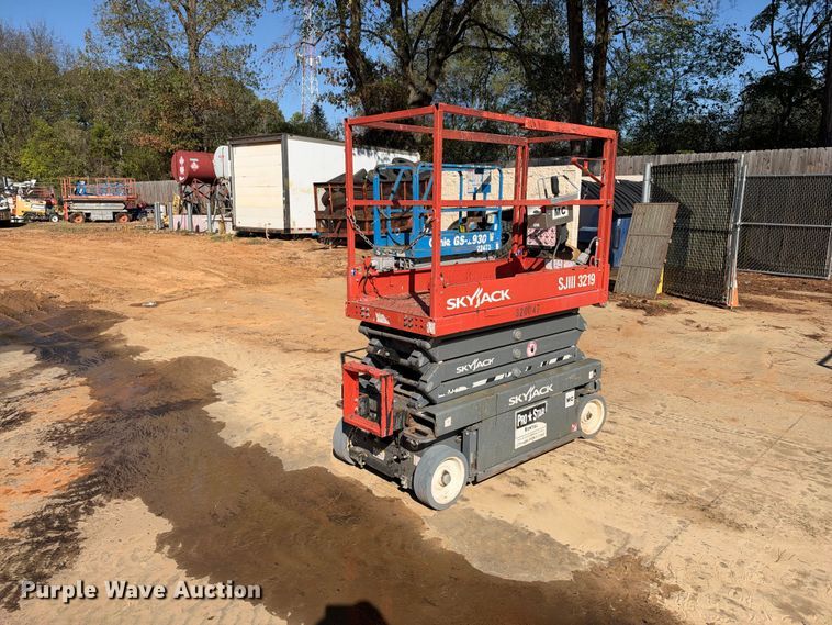image for item ES8221 2012 Skyjack SJIII-3219 scissor lift