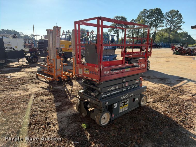image for item ES8225 2018 Skyjack SJIII-3219 scissor lift