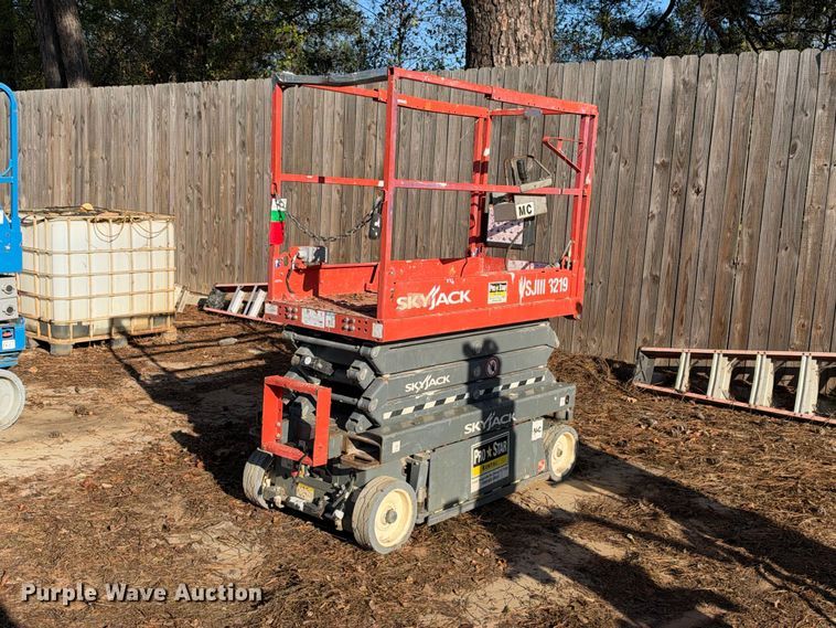 image for item ES8225 2018 Skyjack SJIII-3219 scissor lift