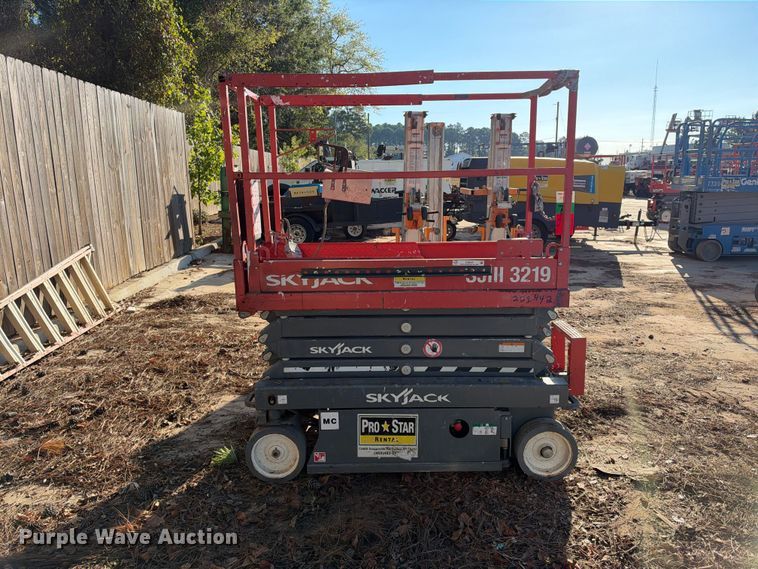image for item ES8225 2018 Skyjack SJIII-3219 scissor lift