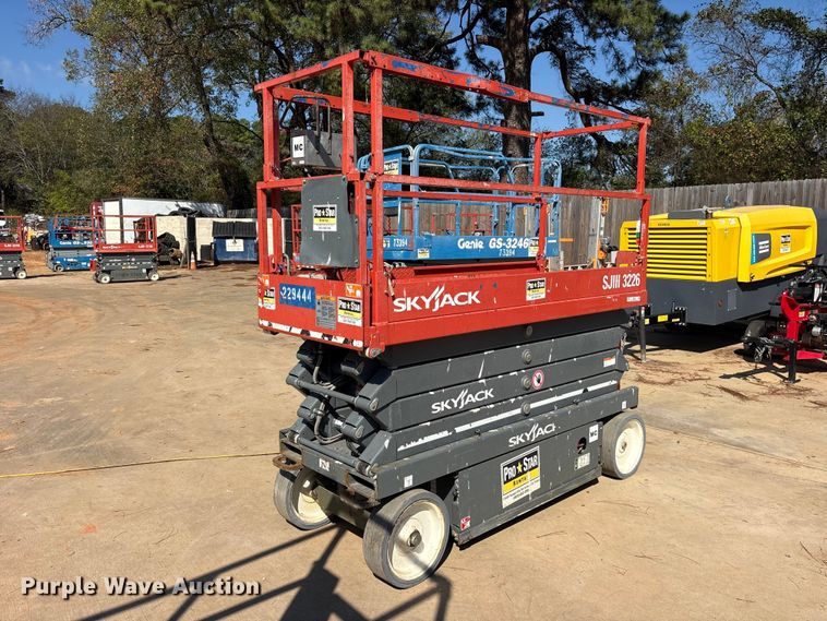 image for item ES8228 2018 Skyjack SJIII 3226 scissor lift