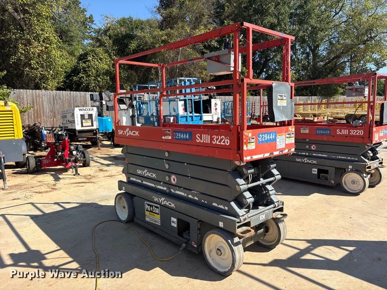 image for item ES8228 2018 Skyjack SJIII 3226 scissor lift