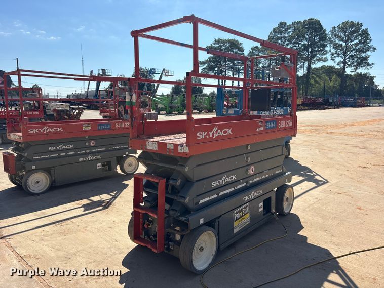 image for item ES8228 2018 Skyjack SJIII 3226 scissor lift