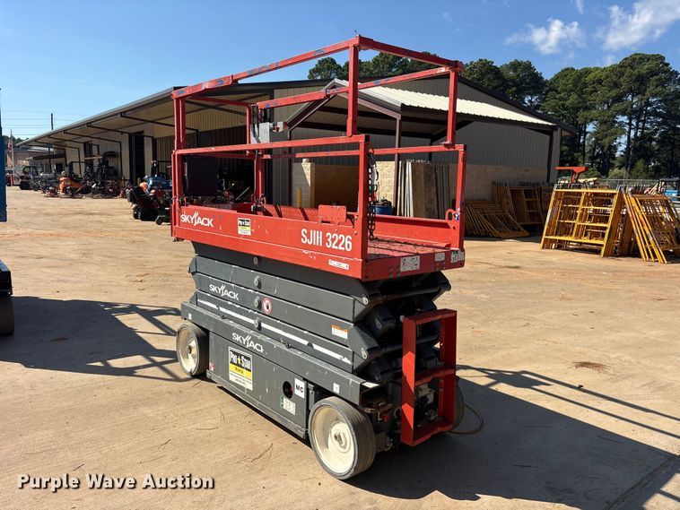 image for item ES8228 2018 Skyjack SJIII 3226 scissor lift