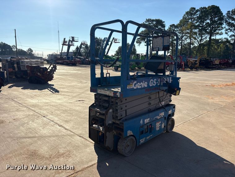 image for item ES8231 1999 Genie GS-1930 scissor lift