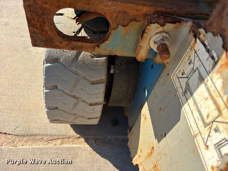 image for item ES8231 1999 Genie GS-1930 scissor lift