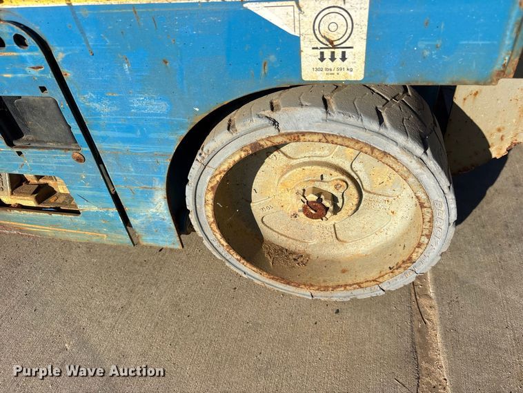 image for item ES8231 1999 Genie GS-1930 scissor lift