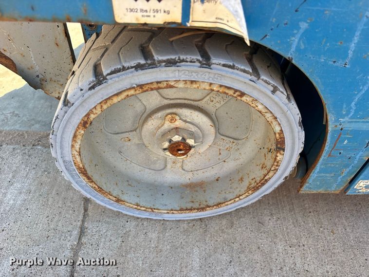 image for item ES8231 1999 Genie GS-1930 scissor lift