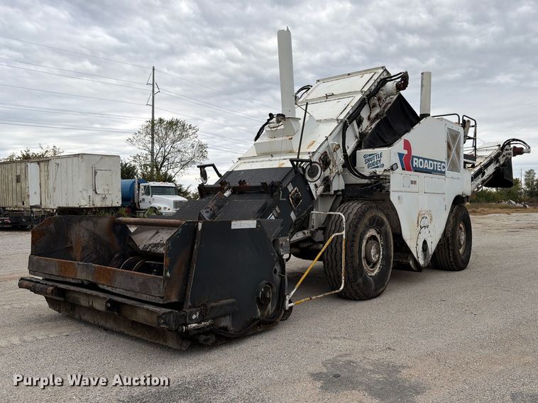 image for item FG0851 2005 Roadtec SB-2500C material transfer vehicle
