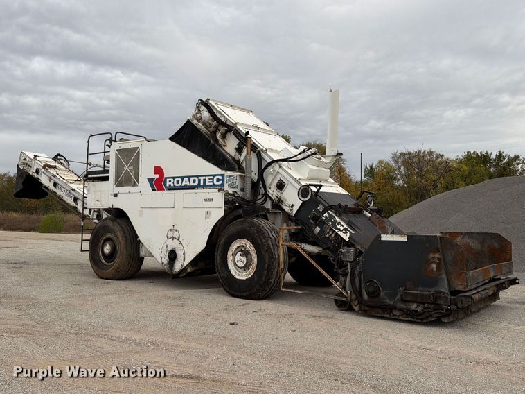 image for item FG0851 2005 Roadtec SB-2500C material transfer vehicle