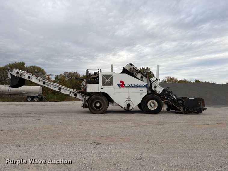 image for item FG0851 2005 Roadtec SB-2500C material transfer vehicle