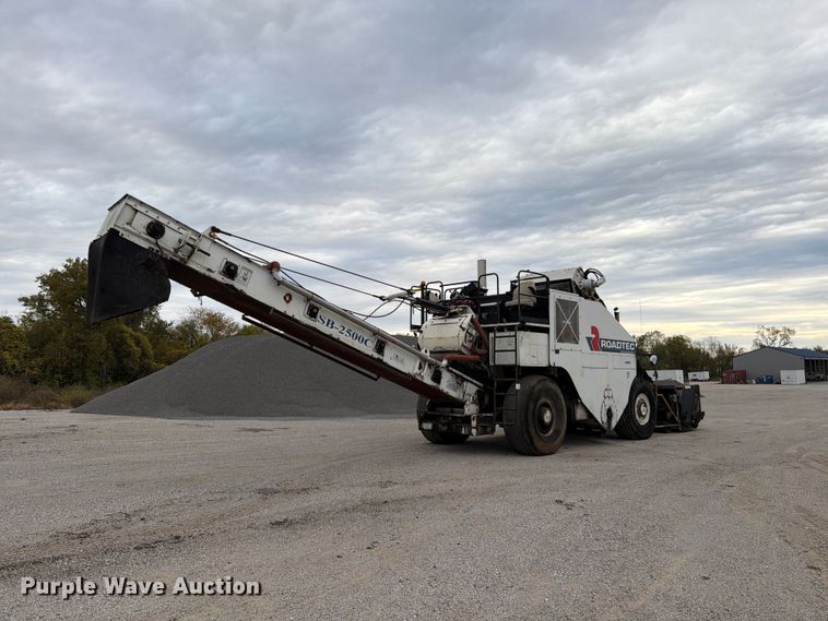 image for item FG0851 2005 Roadtec SB-2500C material transfer vehicle