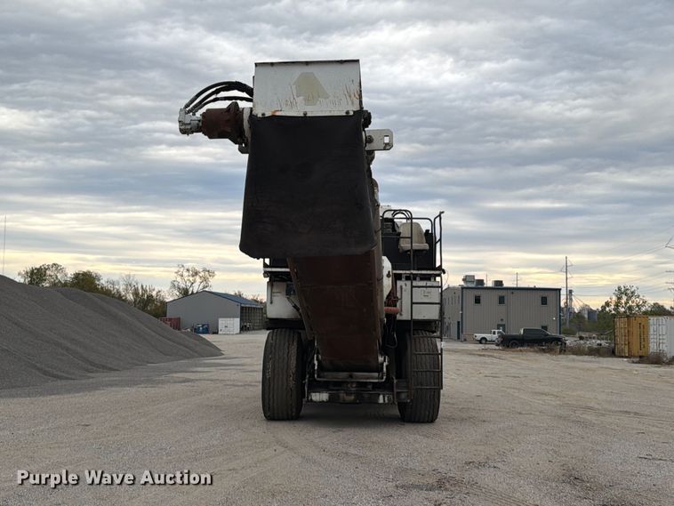 image for item FG0851 2005 Roadtec SB-2500C material transfer vehicle