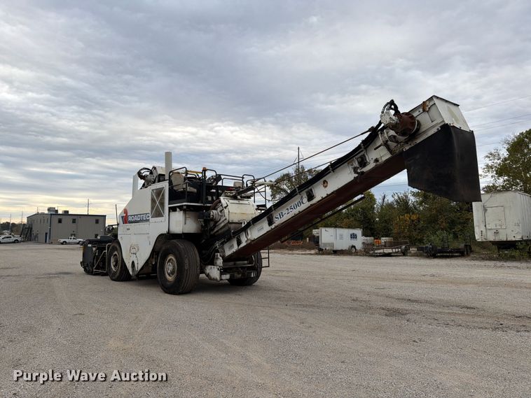 image for item FG0851 2005 Roadtec SB-2500C material transfer vehicle