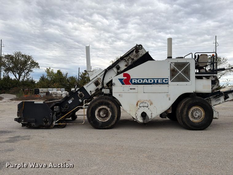 image for item FG0851 2005 Roadtec SB-2500C material transfer vehicle