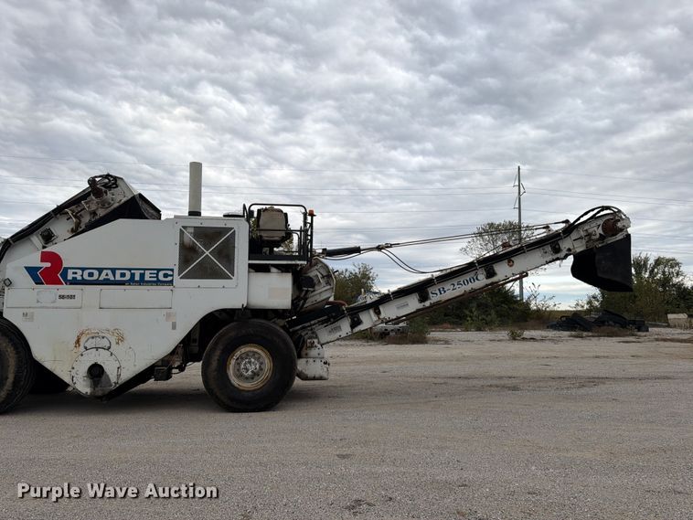 image for item FG0851 2005 Roadtec SB-2500C material transfer vehicle