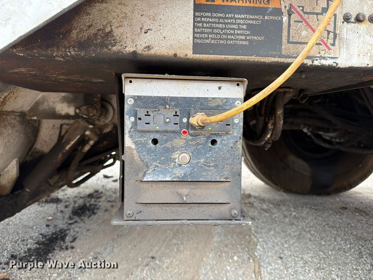image for item FG0851 2005 Roadtec SB-2500C material transfer vehicle