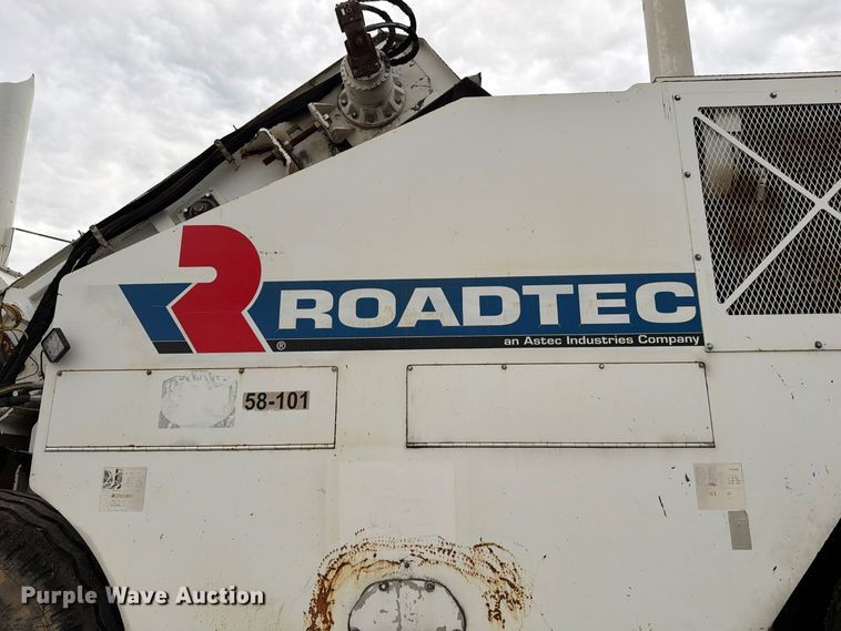 image for item FG0851 2005 Roadtec SB-2500C material transfer vehicle