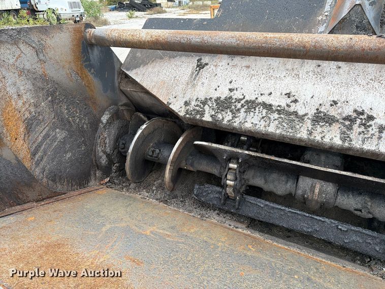 image for item FG0851 2005 Roadtec SB-2500C material transfer vehicle
