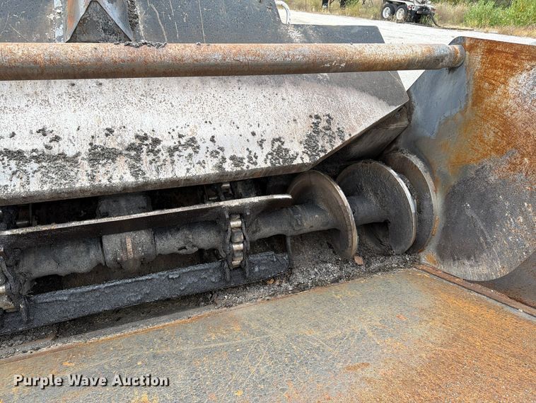 image for item FG0851 2005 Roadtec SB-2500C material transfer vehicle