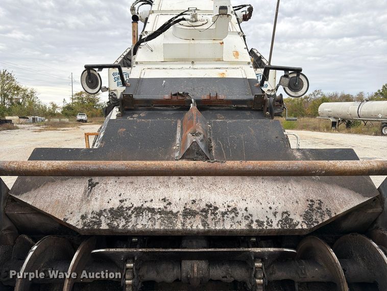 image for item FG0851 2005 Roadtec SB-2500C material transfer vehicle