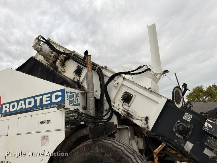 image for item FG0851 2005 Roadtec SB-2500C material transfer vehicle