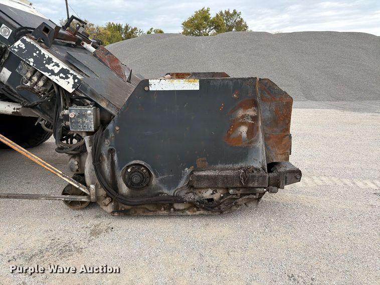 image for item FG0851 2005 Roadtec SB-2500C material transfer vehicle