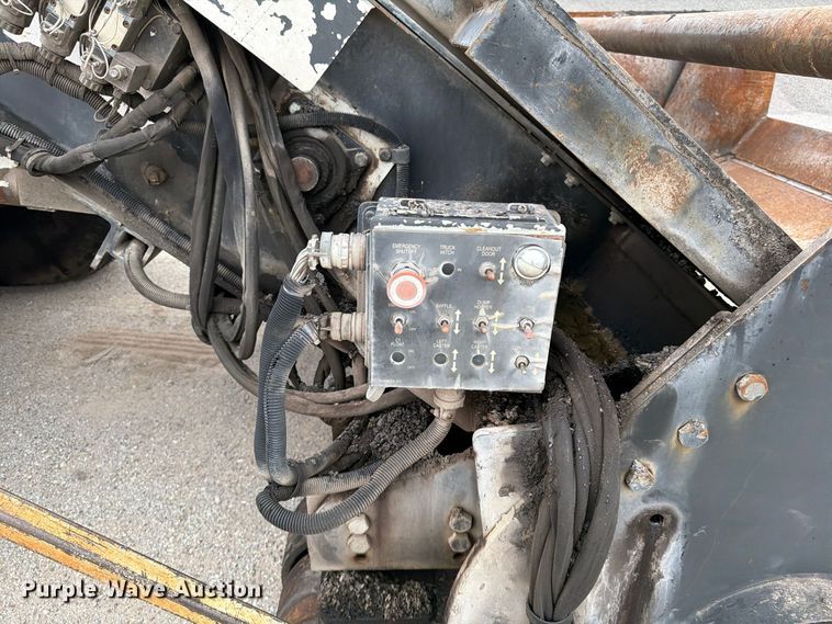 image for item FG0851 2005 Roadtec SB-2500C material transfer vehicle