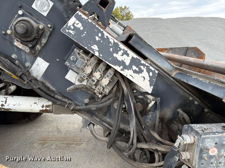 image for item FG0851 2005 Roadtec SB-2500C material transfer vehicle