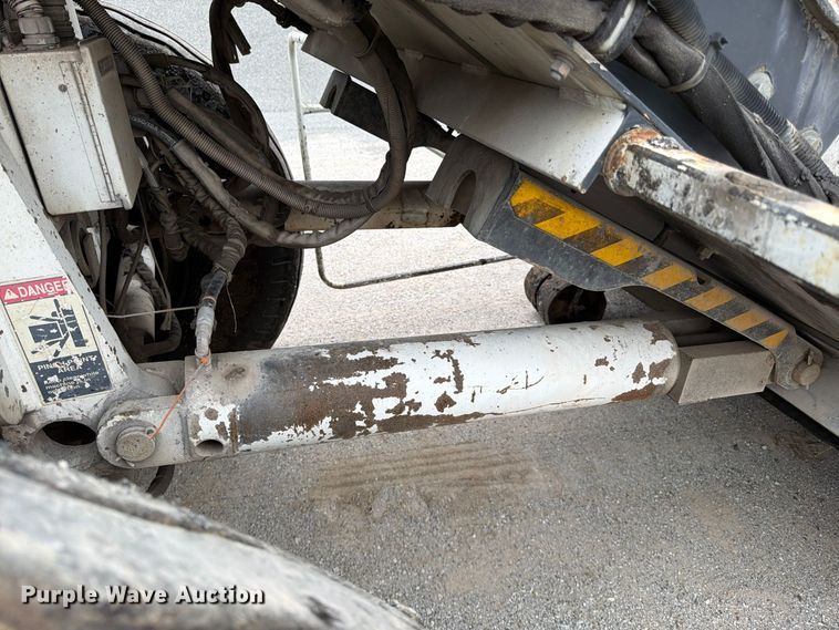 image for item FG0851 2005 Roadtec SB-2500C material transfer vehicle