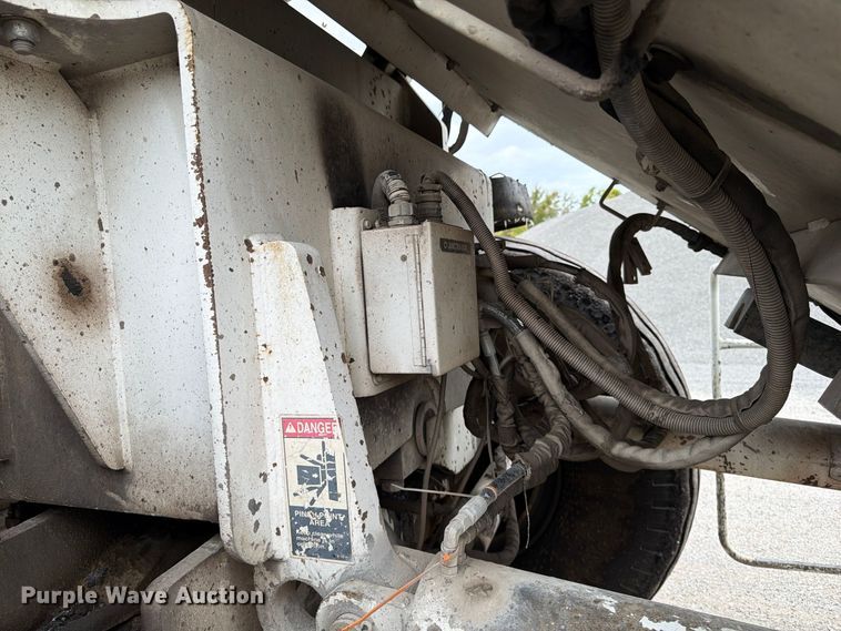 image for item FG0851 2005 Roadtec SB-2500C material transfer vehicle