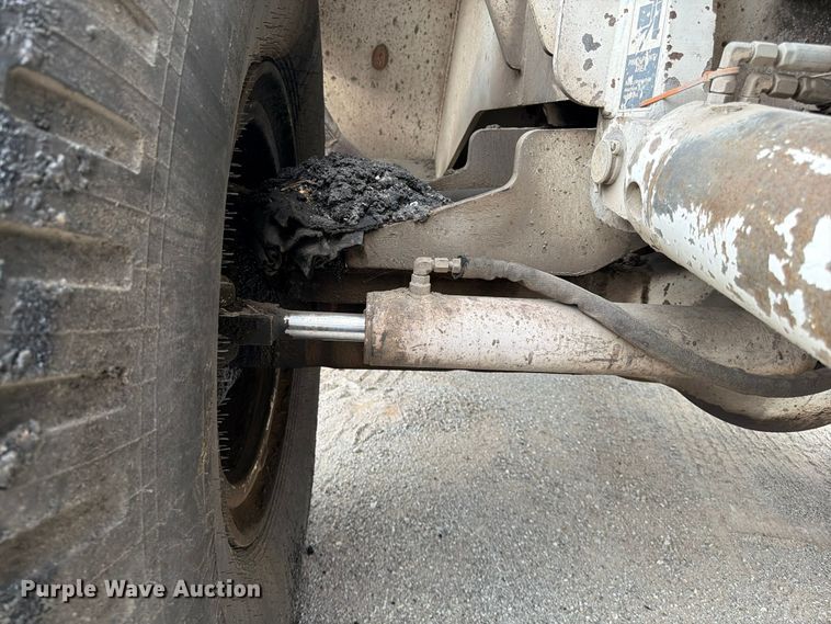 image for item FG0851 2005 Roadtec SB-2500C material transfer vehicle